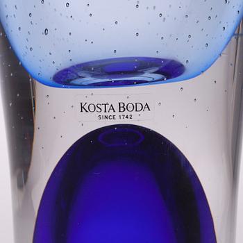 VAS, glas, numrerad 7040056 signerad Göran Wärff, Kosta Boda.