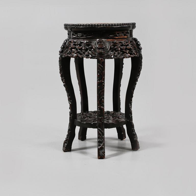 PIEDESTAL, orientalisk, 1900-tal.