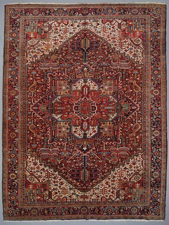A carpet, semi-antique Heriz 467 x 347 cm.