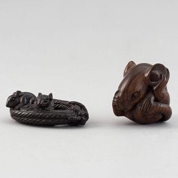 Netsuke, två stycken, trä. 1900-tal.