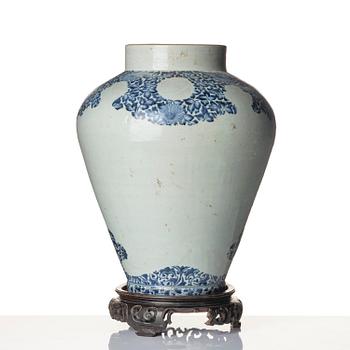 A Japanese blue and white porcelain urn, Genroku, Edo (1603-1868).