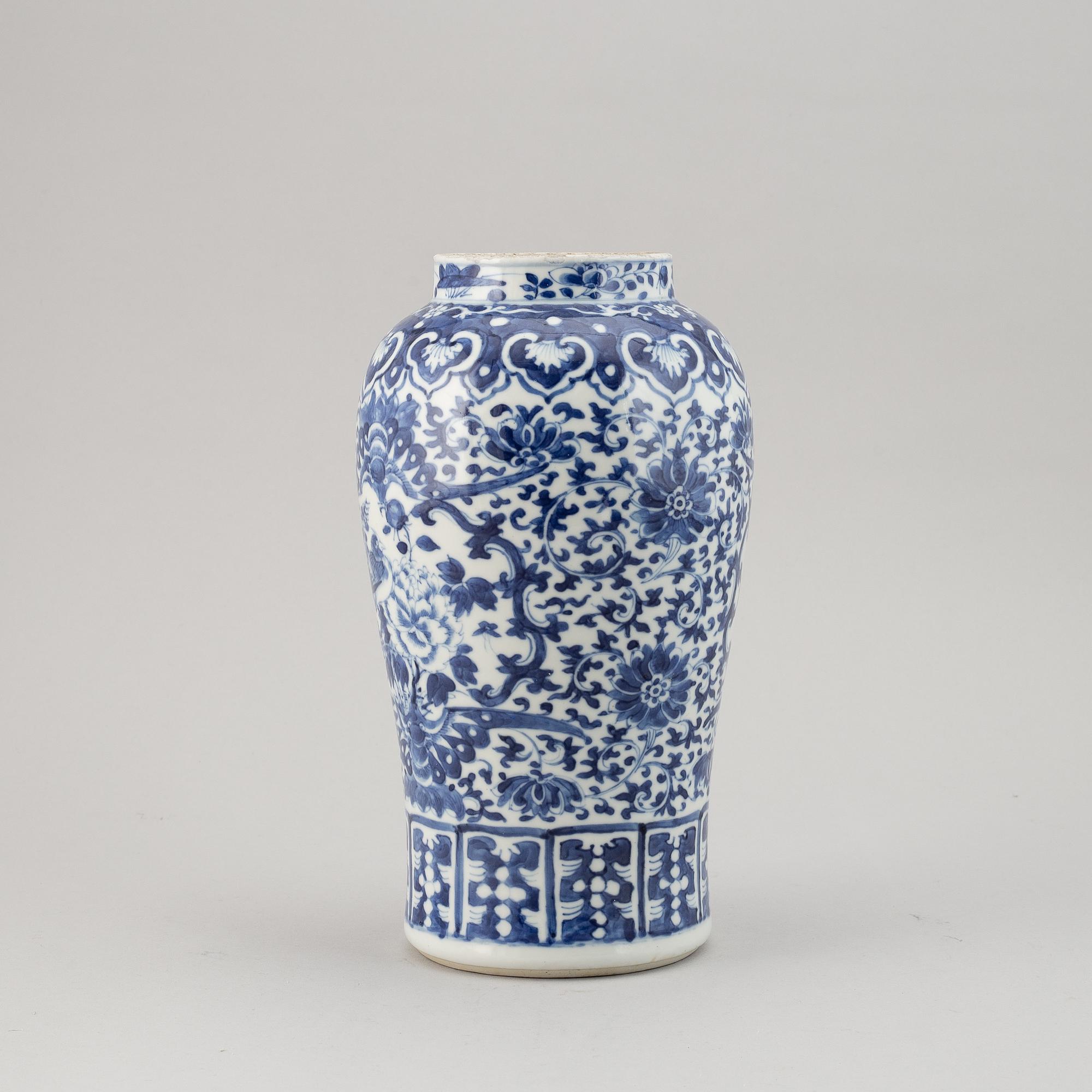 A blue and white vase, Qing dynasty, late 19th century.