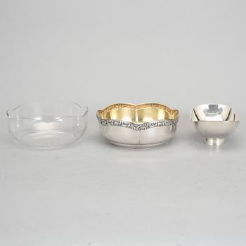 SKÅLAR, 2 stycken, silver och glas, 1900-tal. Total silvervikt ca 393 gram.