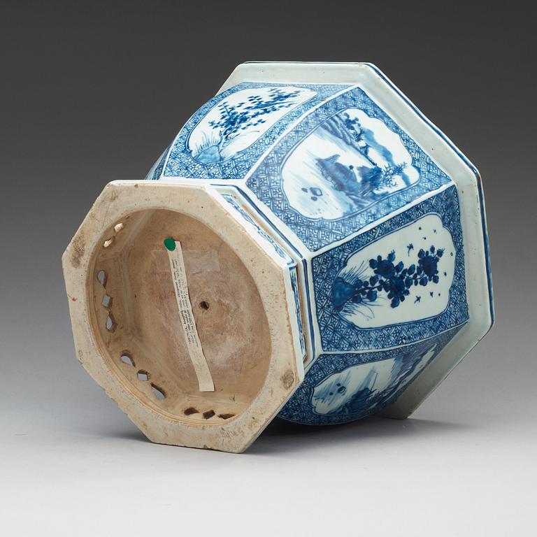 A blue and white flower pot, Qing dynasty, late Qianlong (1736-95).