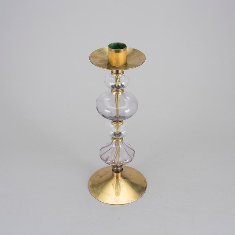 ERIK HÖGLUND, ljusstake, mässing och glas, 1900-talets andra hälft.