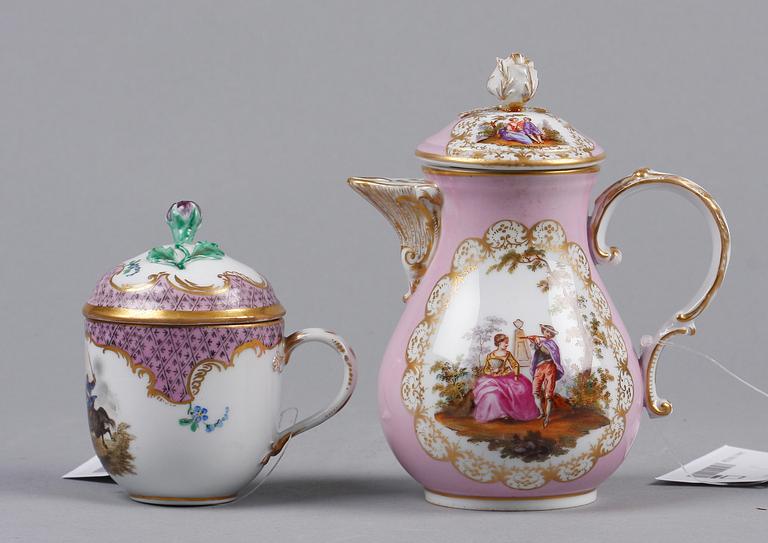 CHOKLADKANNA samt CREMEKOPP, porslin, rokokostil, Meissen, tidigt 1900-tal.