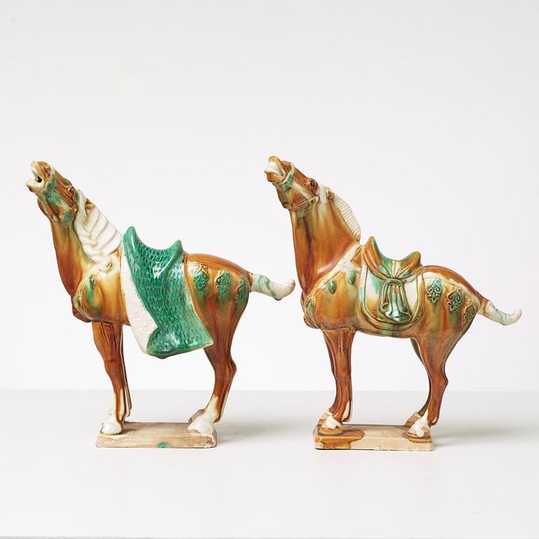 FIGURINER, 2 st, lergods, Tangstil, 1900-tal.