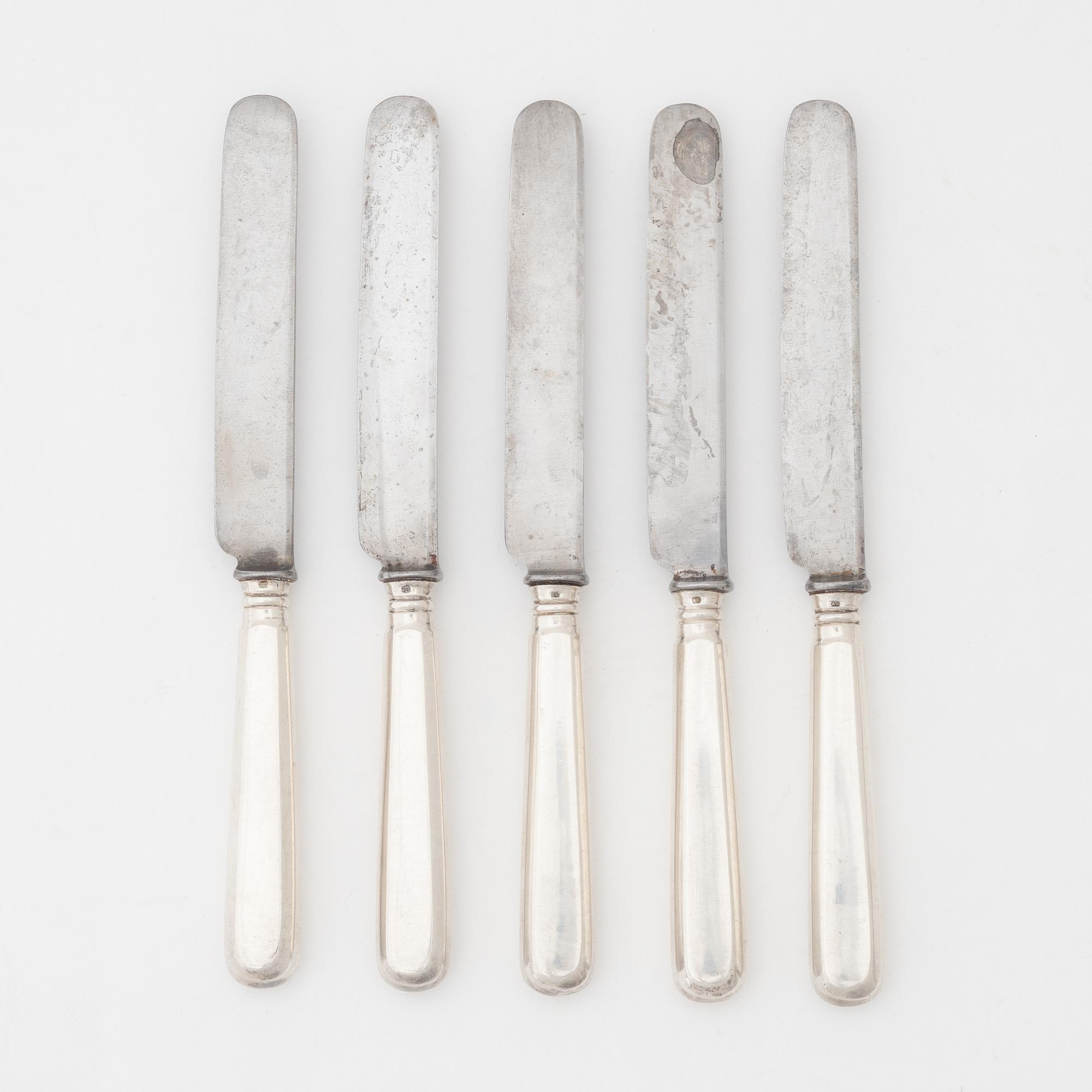Karl Fabergé, five silver knives, with original steel blades, Moscow circa 1900.