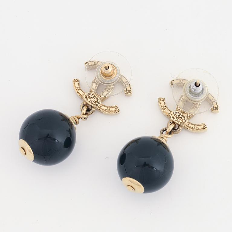 Chanel, a pair of eattings, 2013.