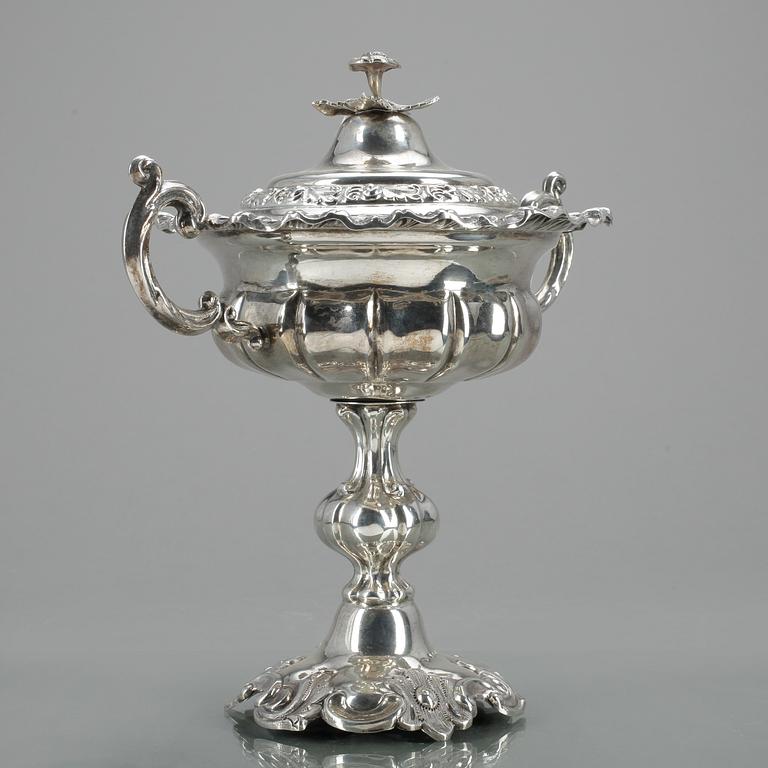 LOCKSKÅL PÅ FOT, silver, nyrokoko, Carl Nyström, 1854. Tot vikt   607 gram.