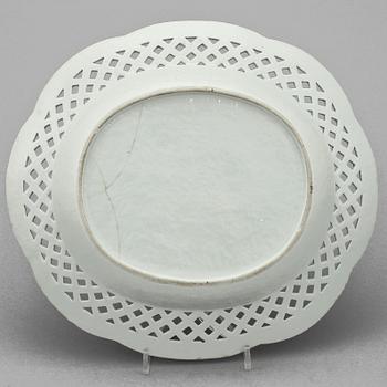 GALLERSKÅL med UNDERFAT, porslin, Kina, 1700/1800-tal.