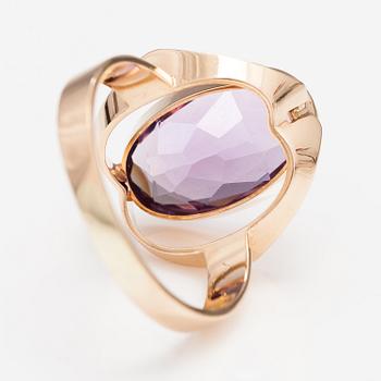 Eero Rislakki, A 14K gold ring with a amethyst. Westerback, Helsinki, mid 20th century.