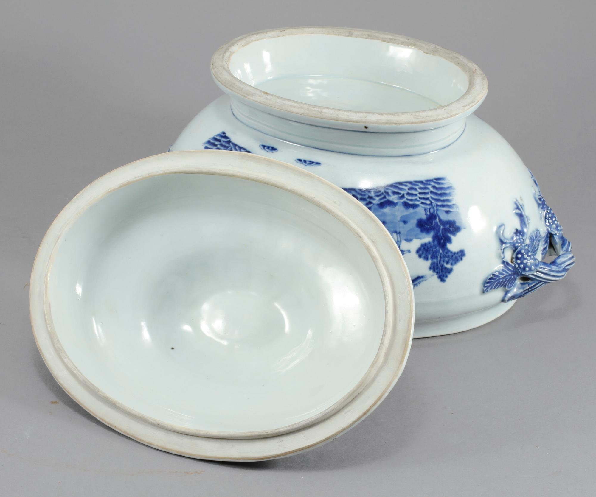 TERRIN, porslin, Kina, omkring år 1800.
