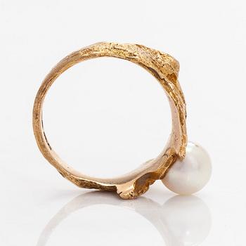 Björn Weckström, sormus, 14K kultaa ja viljelty helmi. Lapponia 1969.