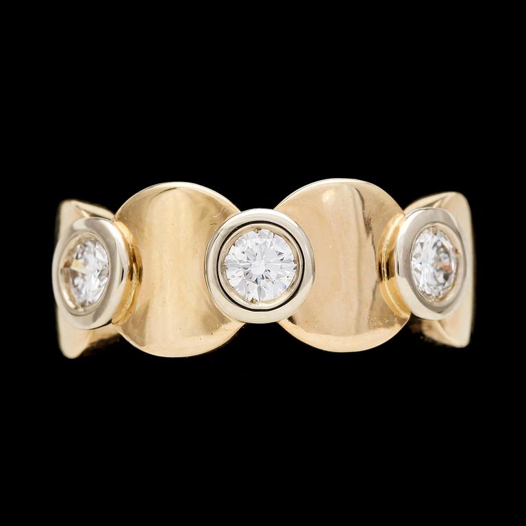 RING, three brilliant cut diamonds, tot. 0.40 cts.