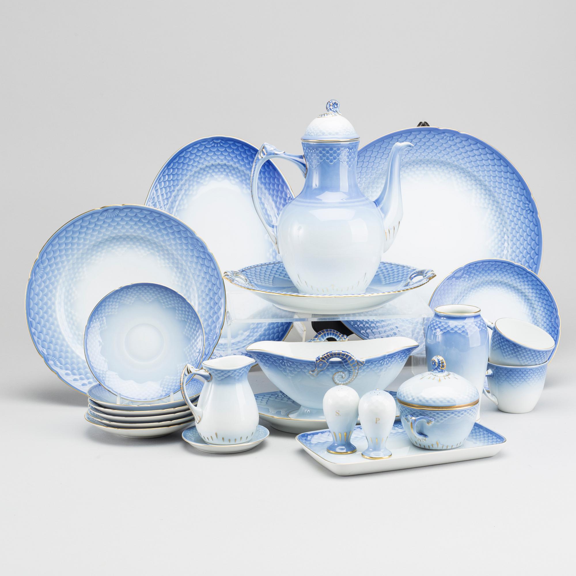 MAT- OCH KAFFESERVIS, 48 delar, porslin, "Blå ton", Bing o Gröndahl/Royal Copenhagen.