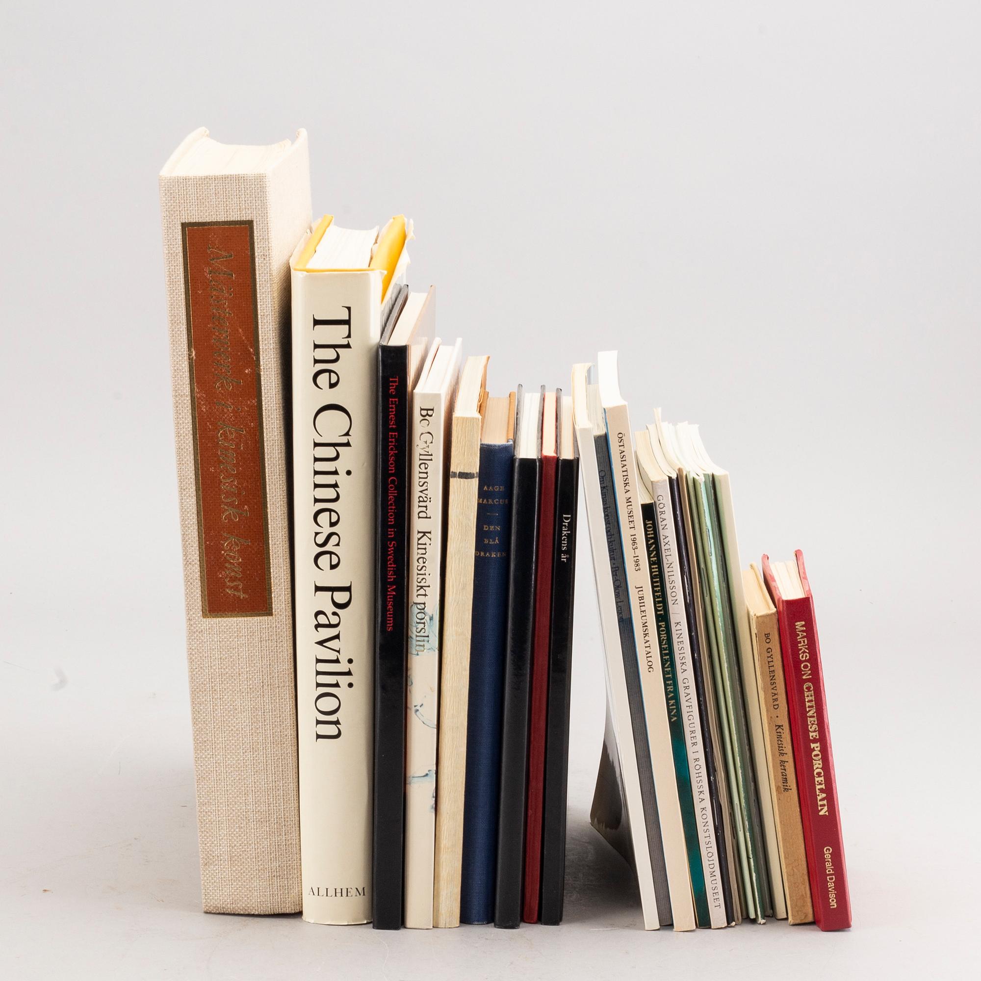 BÖCKER OCH HÄFTEN 23 vol asiatisk konst och konsthantverk.