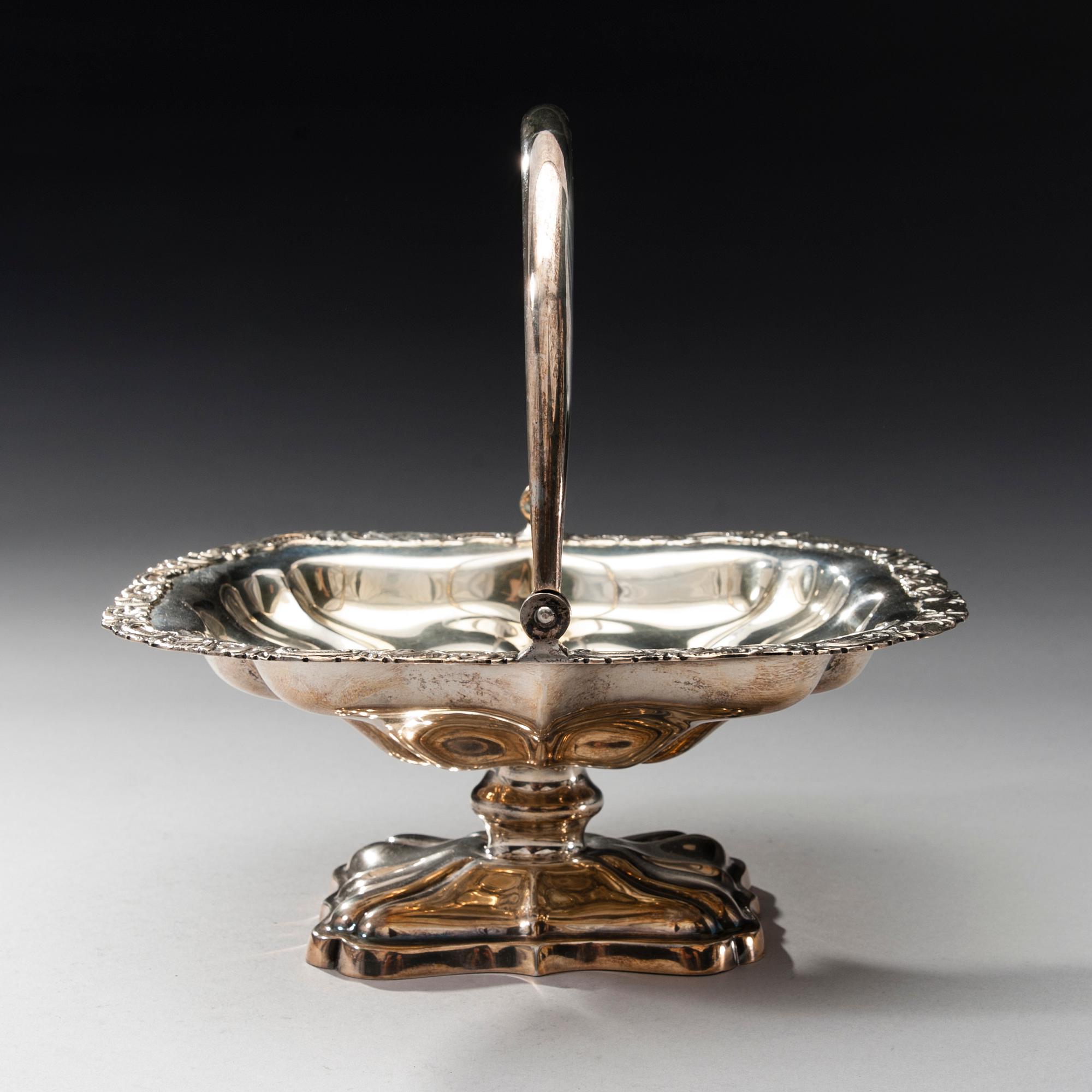 BRÖDKORG, silver, Helsingfors 1942. Vikt 456,7 g.