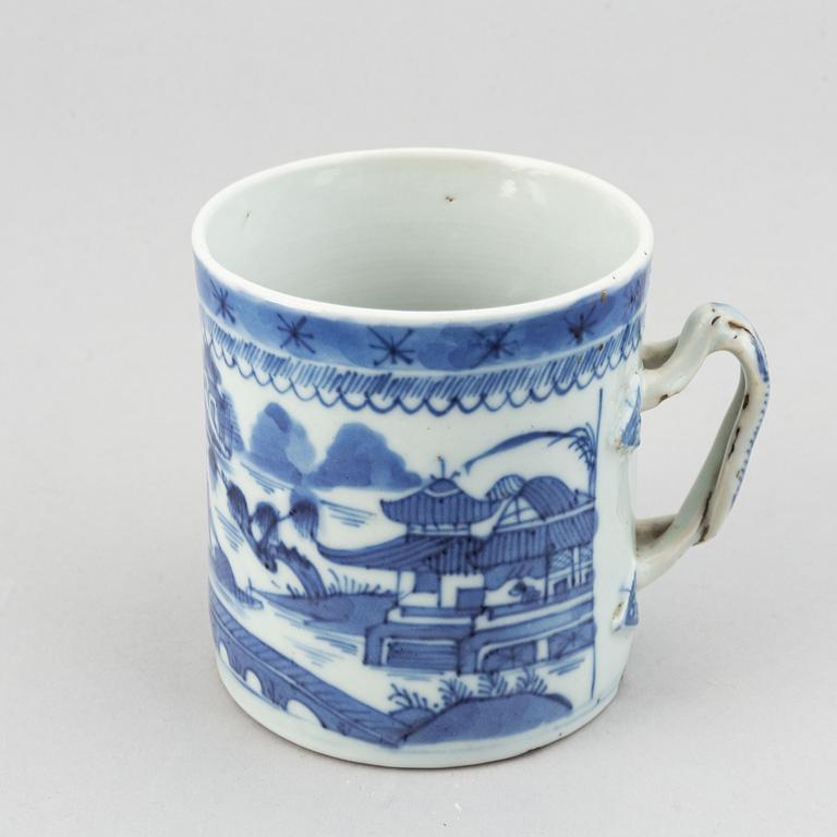 A group of 19 chinese porcelain objects, Qing dynasty and 20th century.