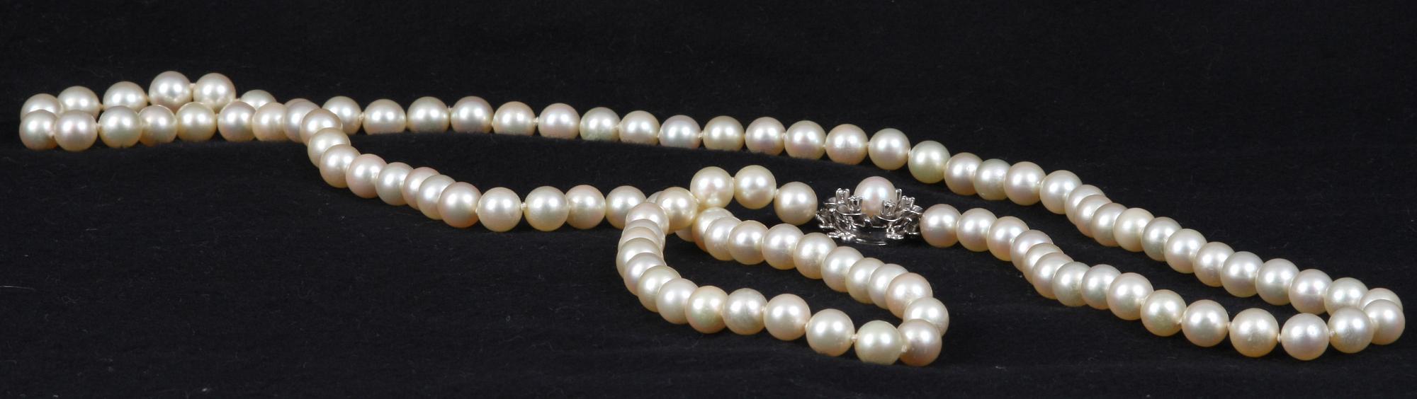 PÄRLCOLLIER, lås i vitguld med diamanter, 1900-talets mitt. Enligt uppgift inköpta i Japan på Mikimoto.