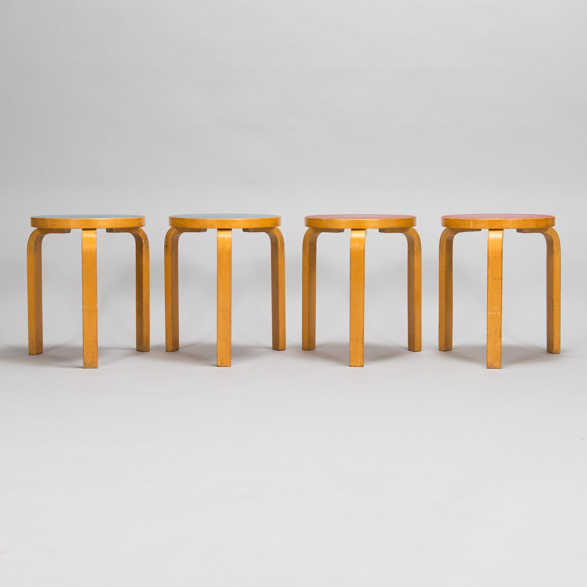 Alvar Aalto, klahvipöytä DL82 ja jakkaroita, 4 kpl, malli 60,  O.Y. Huonekalu-ja Rakennustyötehdas A.B. 1950-tal.