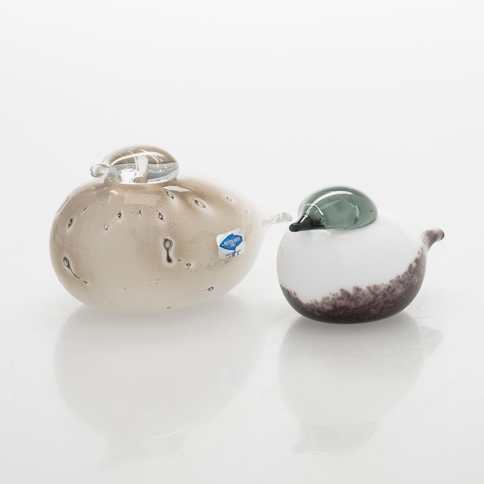 Oiva Toikka, lasilintuja, 2 kpl, "Untuviklo" ja "Pikku Uivelo", signeerattu O. Toikka Nuutajärvi/Iittala.