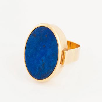 Birger Haglund, ring 18K guld med en slät oval lapis lazuli, Stockholm 1987.