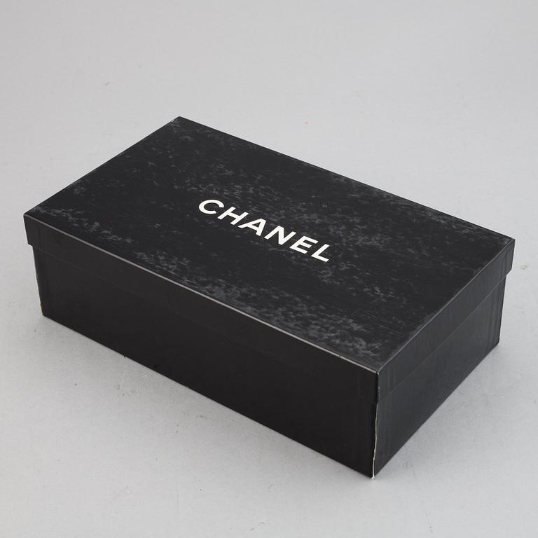 Chanel, a pair of leather shoes, size 36.