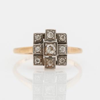 Ring, 18K gold with brilliant-cut diamonds.