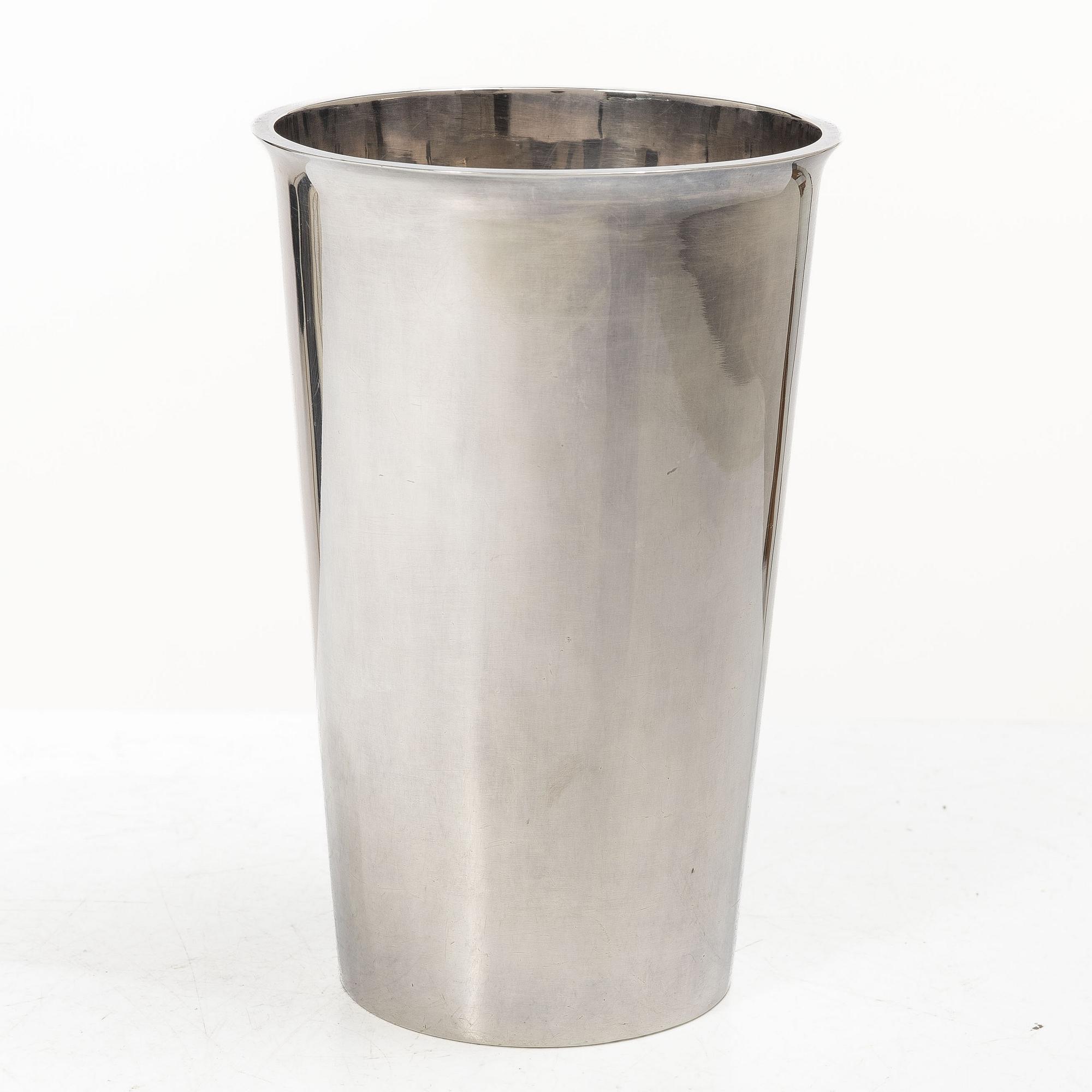 Atelier Borgila, a Swedish sterling silver vase/beaker, Stockholm 1943.