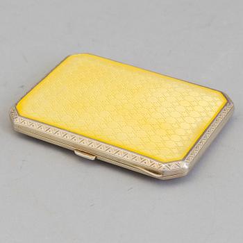 CIGARETTETUI, guillocherad emalj och sterlingsilver, engelska importstämplar, London 1927. Vikt 82 g.