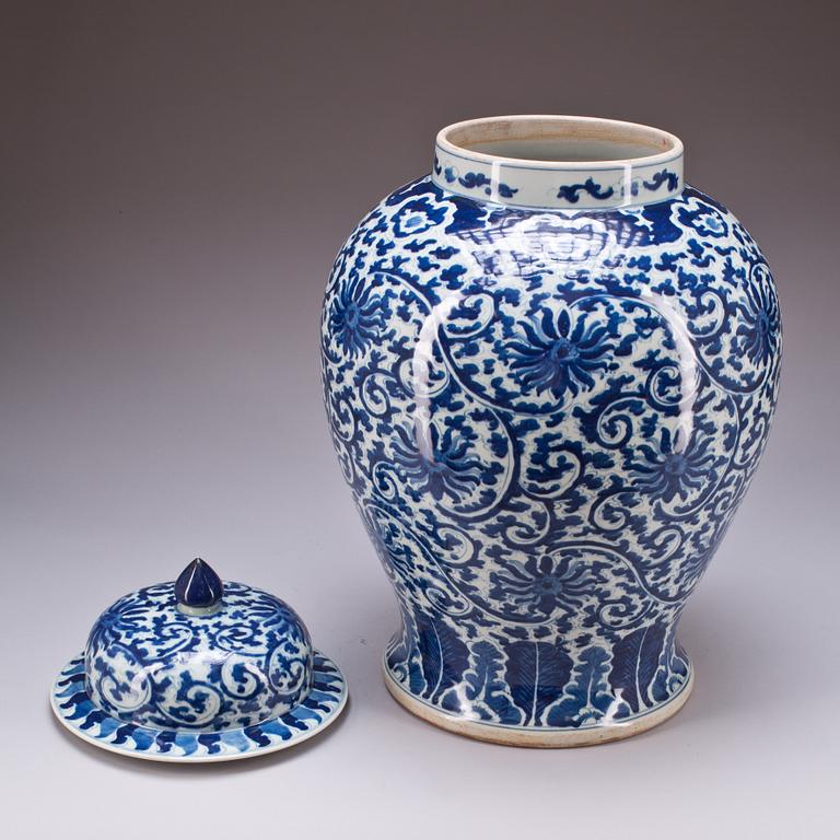 URNA MED LOCK, porslin. Kina, 1800-talets andra hälft.