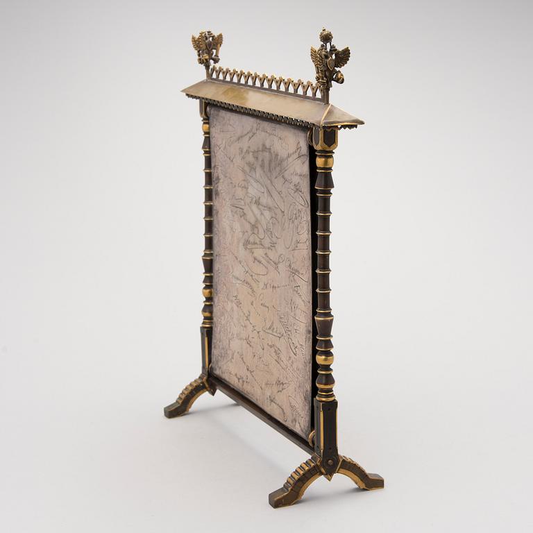 BORDSDEKORATION/KARTA, försilvrad mässing och brons, Ryssland, märkt K. Berto, 1800-talets slut.