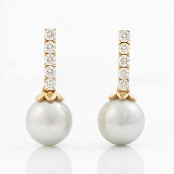 Earrings in 18K gold with cultured Akoya pearls and round brilliant-cut diamonds.