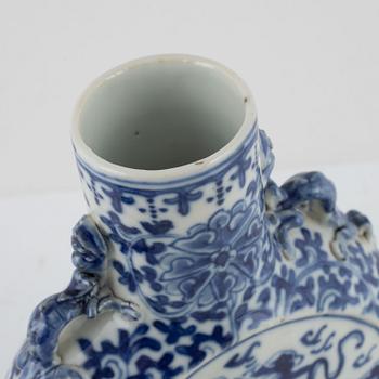 A blue and white porcelain moon flask, China, Qing Dynasty, 19th century.