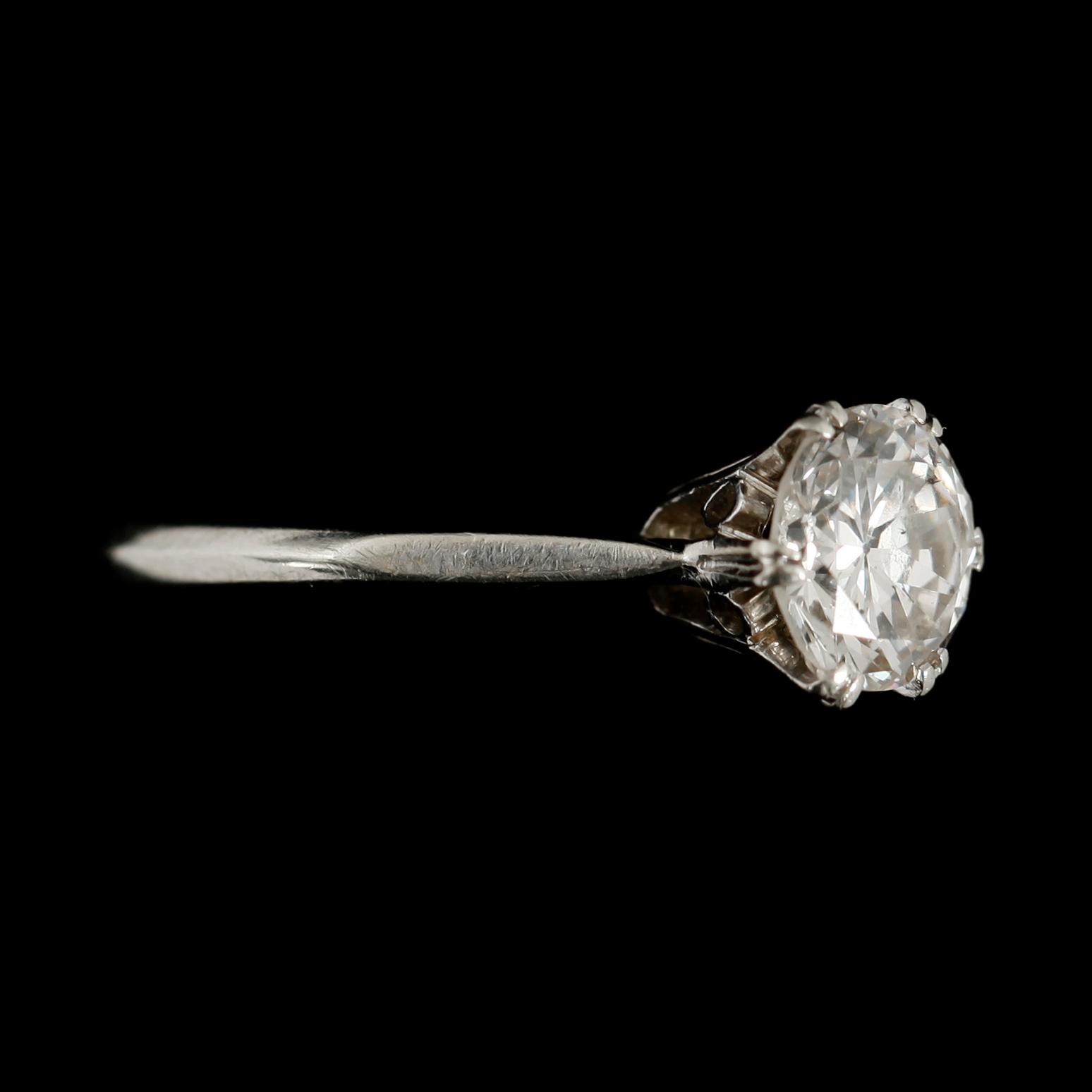 RING, 18 k vitguld, med solitär briljant 1.50 ct enl gravyr.