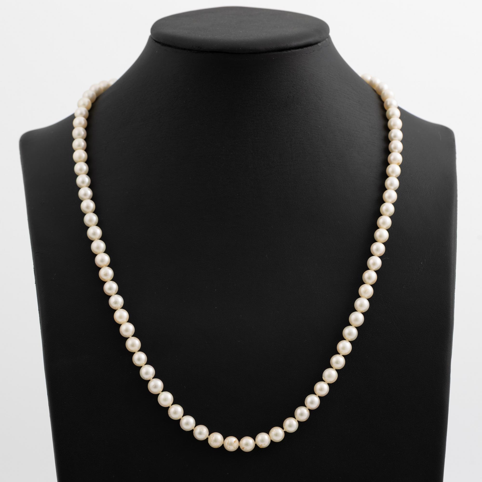 Pärlcollier med odlade pärlor, lås 18K vitguld med rosenslipade diamanter och carréslipade safirer.