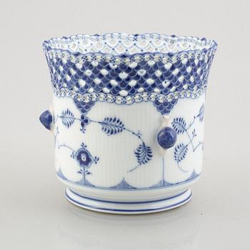 A 'Blue Fluted Full Lace' /'Musselmalet' porcelain jardiniere / pot, Royal Copenhagen, model 1047, 1898-1923.