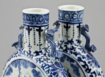 PILGRIMSKRUS, ett par, porslin, Kina, 1800-tal.