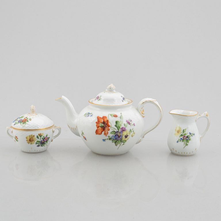 A 23-piece tea/coffee porcelain service, "Sachisk Blomst", Bing & Grøndahl, Denmark.