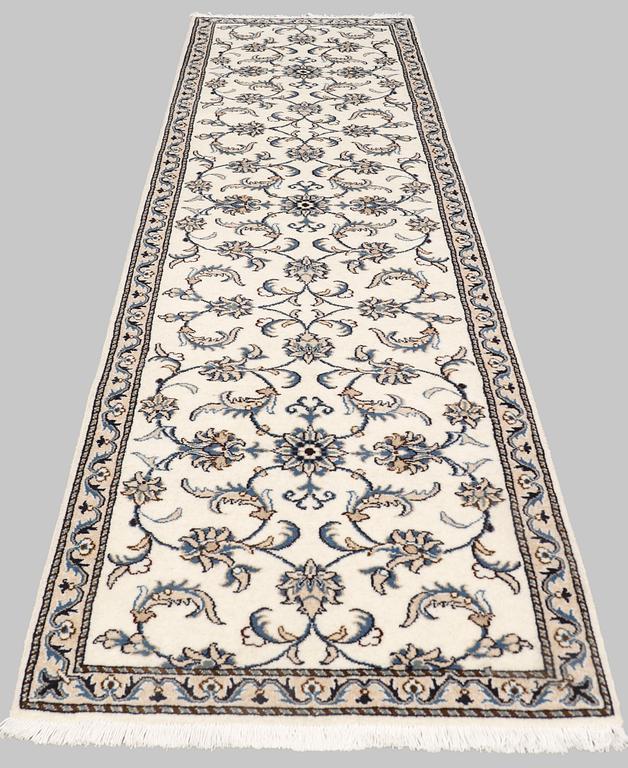 A Nain runner, approx. 286 x 80 cm.