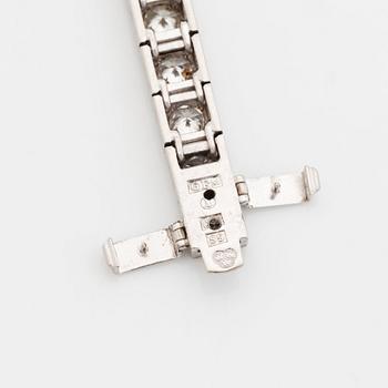 An 18K white gold bracelet set with round brilliant-cut diamonds.