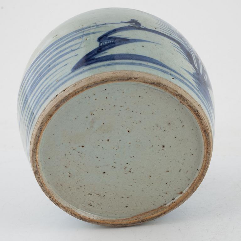 Skålfat, två stycken samt bojan, porslin. Qingdynastin, sent 1800-tal.