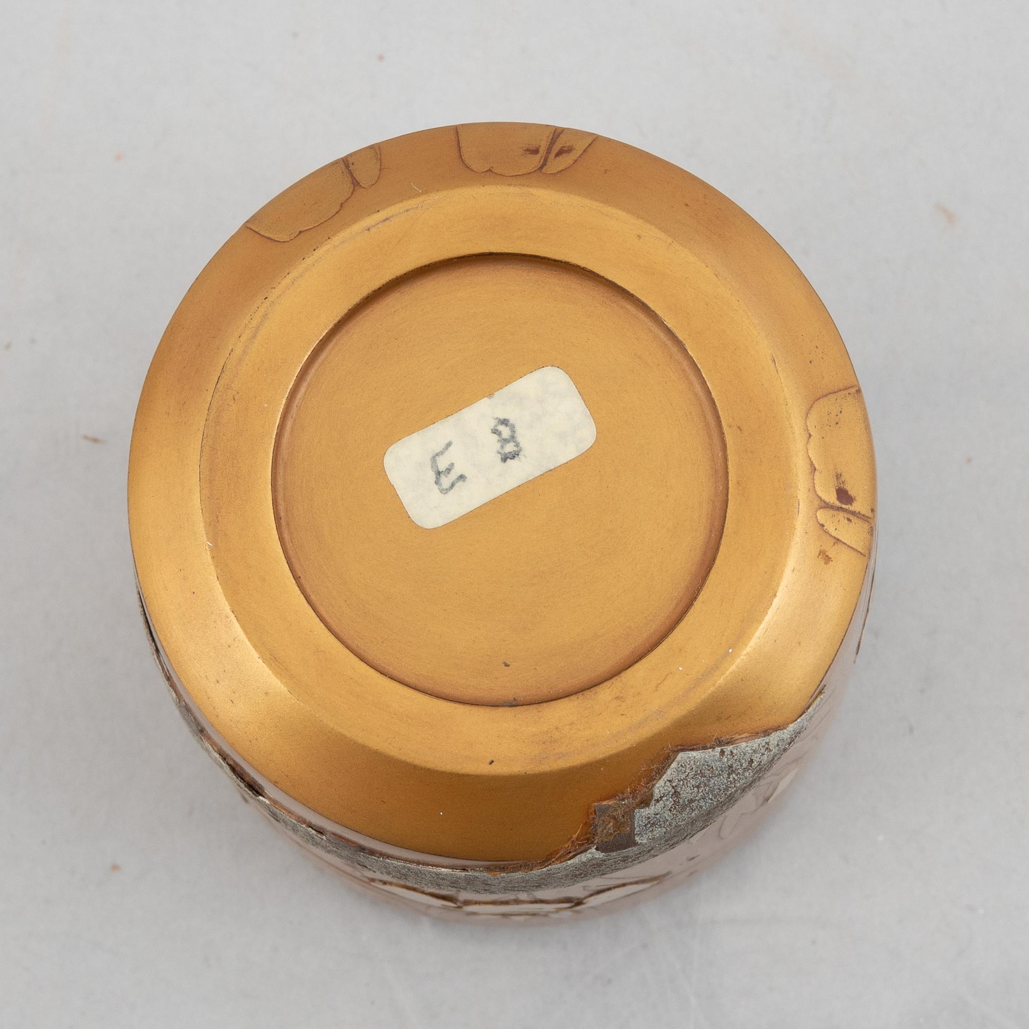 A Japanese porcelain tureen with cover and a lacquer box with cover, early 20th century.