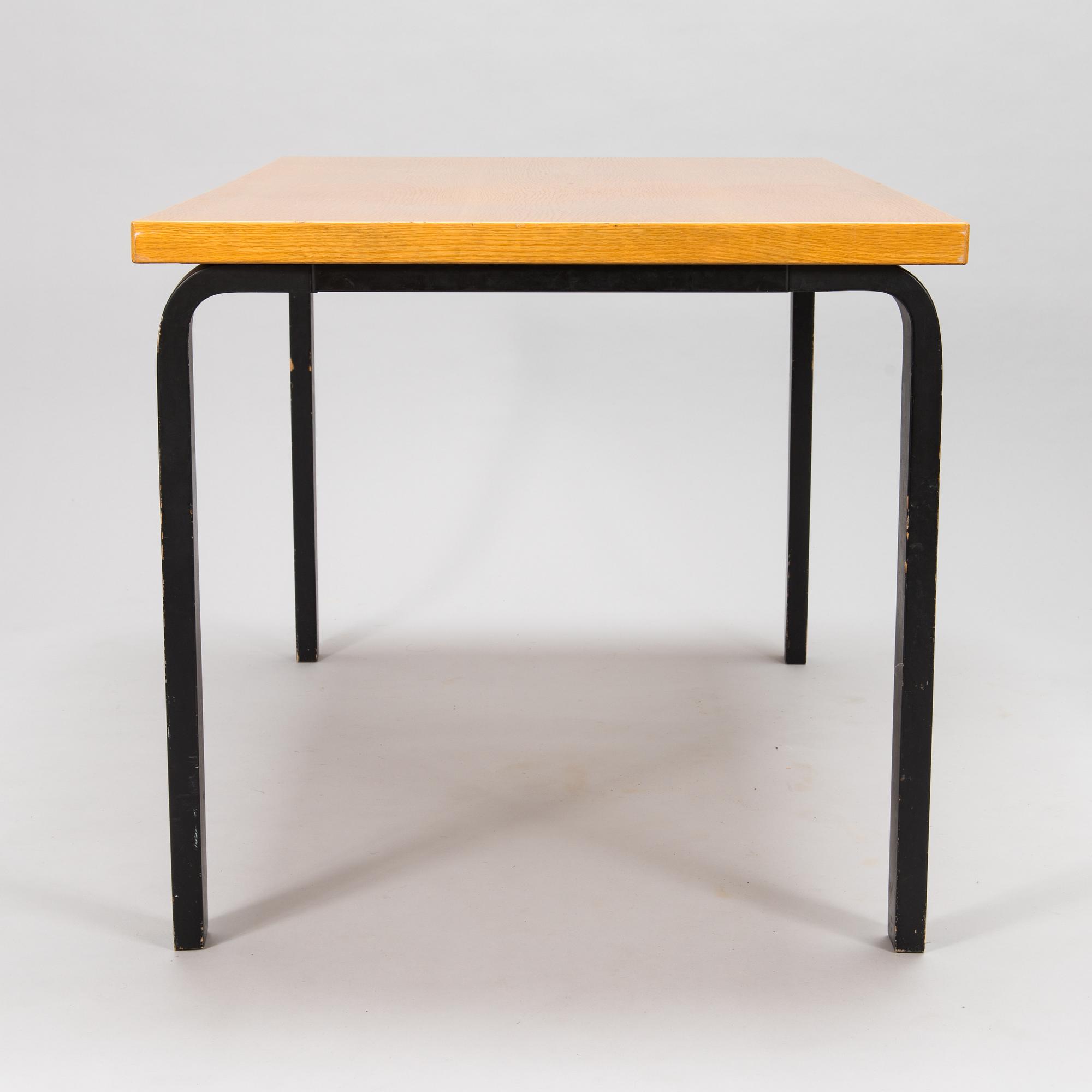 Alvar Aalto, a mid-20th century '81' dining table and four '68' chairs for Artek.