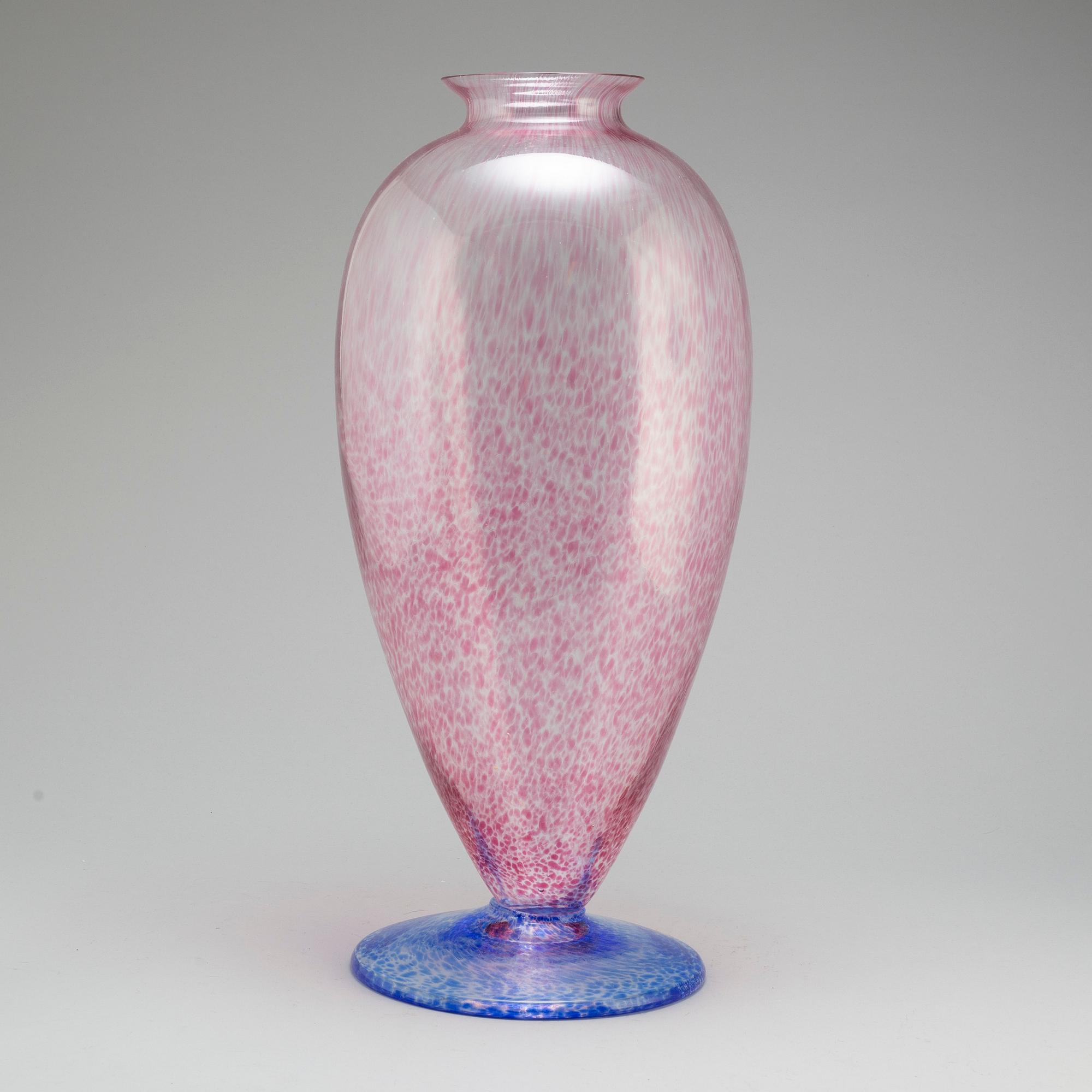 A glass vase by Lars Sestervik, Lindshammar, signed and dated 90.