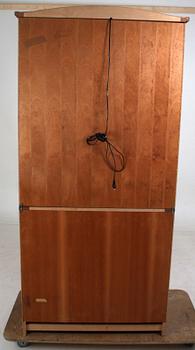 VITRINSKÅP. Ur Trivaserien, design Kerstin Hörlin-Holmquist för NK.