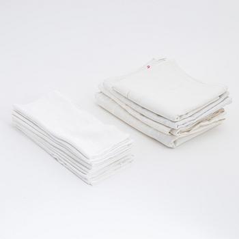 Nine linnen napkins and four different linnen table cloths, 19th/20th century.