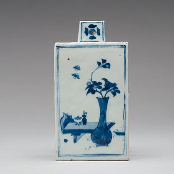 A blue and white Transitional vase, 17th Century.