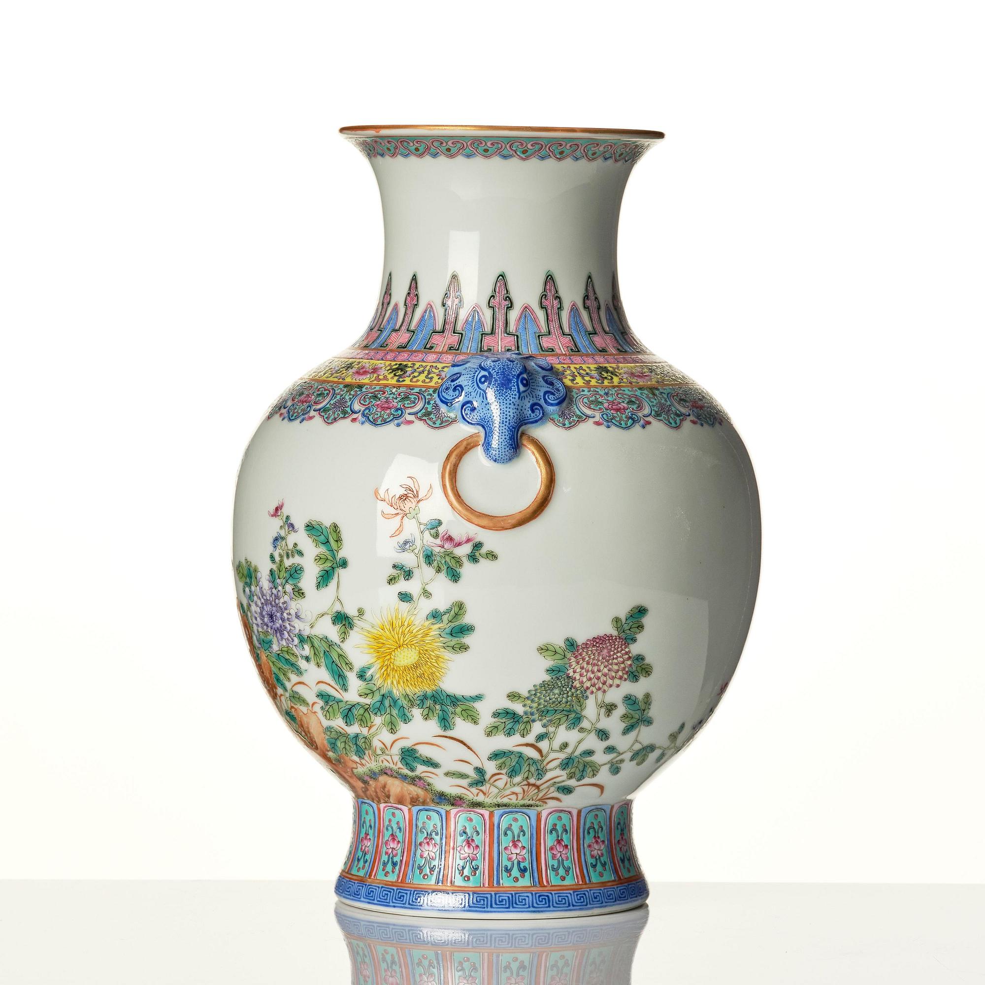 A Chinese famille rose vase of archaistic Hu form, Republic period (1912-1949).